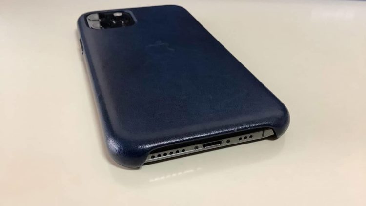 iPhone11Pro用純正レザーケース