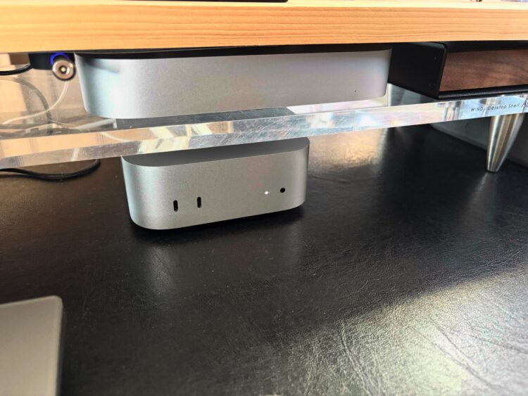 M2 Mac miniとM4 Mac miniでは高さが違うのでこれまでと同じ場所では設置出来ない人もいるかも