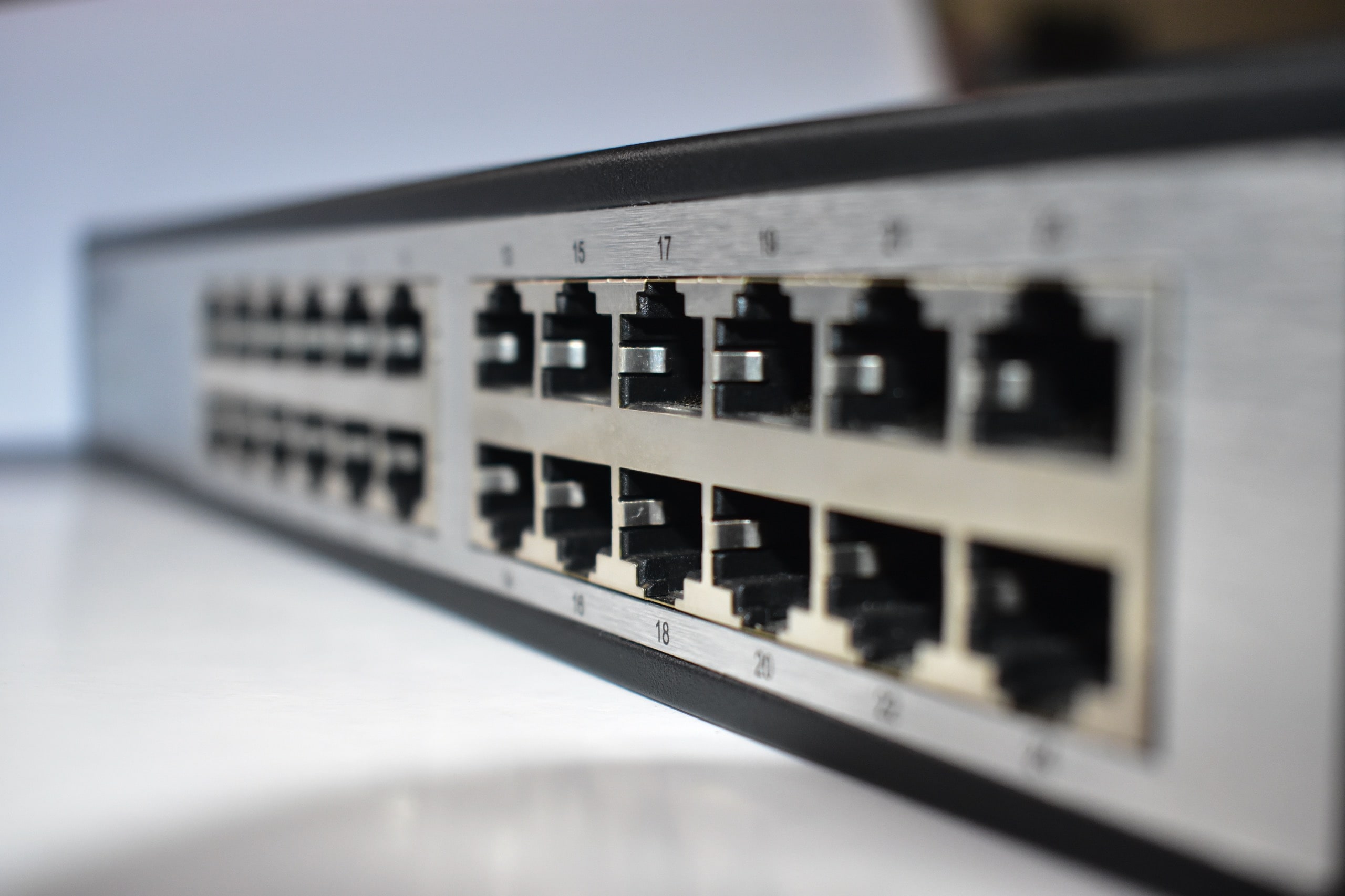 ネットワーク速度と安定性を高めるチューニング術:スイッチングハブ活用の考え方