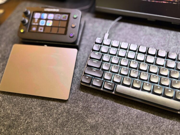 Magic Trackpadを左手デバイスとして設置することで右手が塞がっているときでも左手でマウス操作の代用も可能。