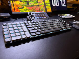 Spigenデスクマット