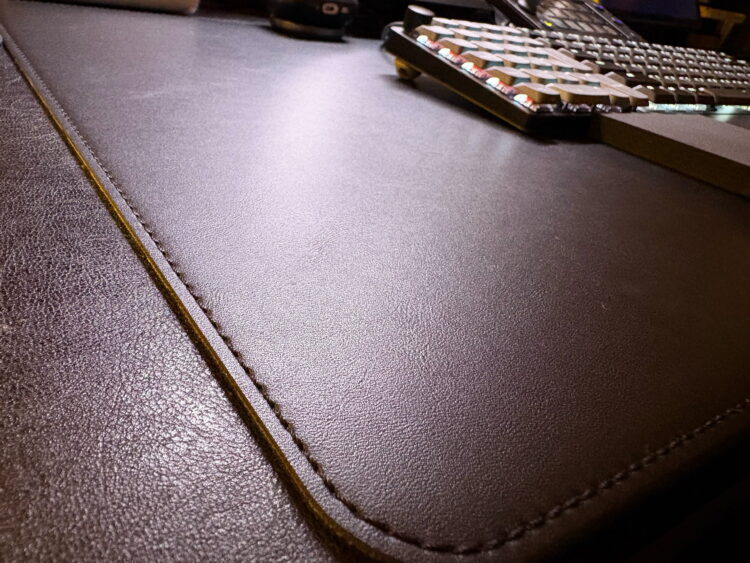 Spigen レザーデスクマット マウスパッドとして使用