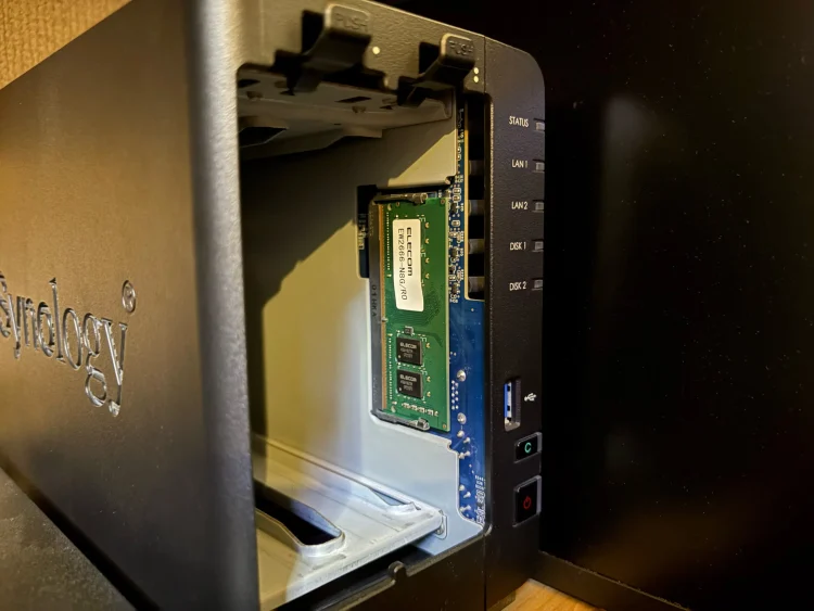 Synology DS220+ メモリ増設
