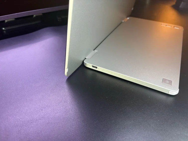 P1425 USB-Cポート スタンド側配置