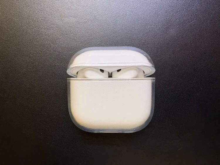 イヤーカバーを付けたAirPods 5を充電ケースに収納