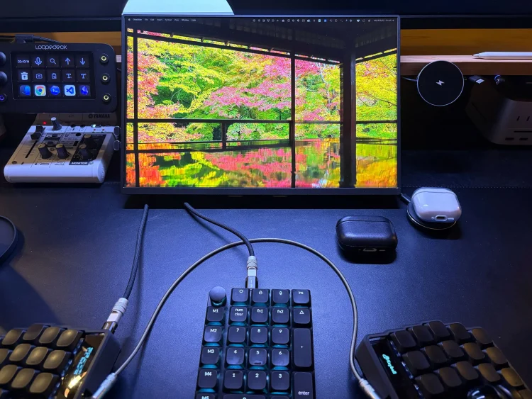 Qi2充電器とデスク環境