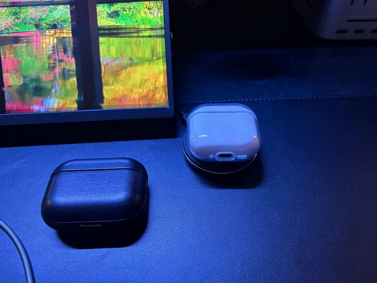Qi2充電器とAirPods 5