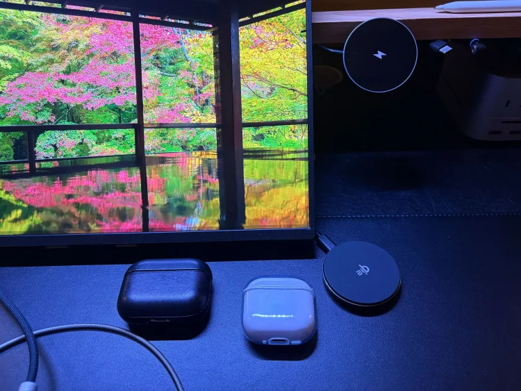 Qi2充電器とAirPods 5